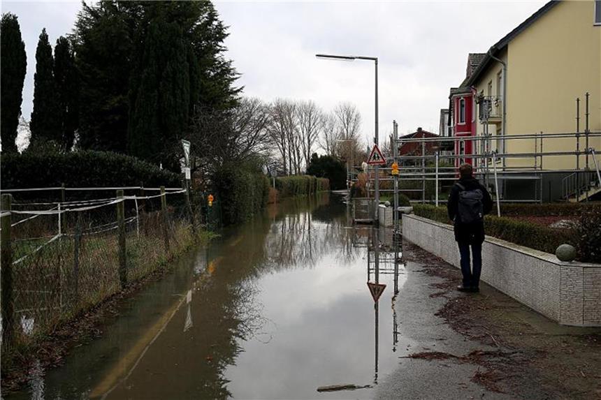 Hochwasser im Rheinland - Wenn ein Dorf zur Insel wird Das Wasser des Rheins steht im Kölner Stadtteil Kasselberg vor den Wohnhäusern. Foto: