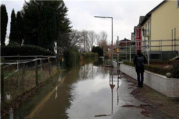 Das Wasser des Rheins steht im Kölner Stadtteil Kasselberg vor den Wohnhäusern. Foto: