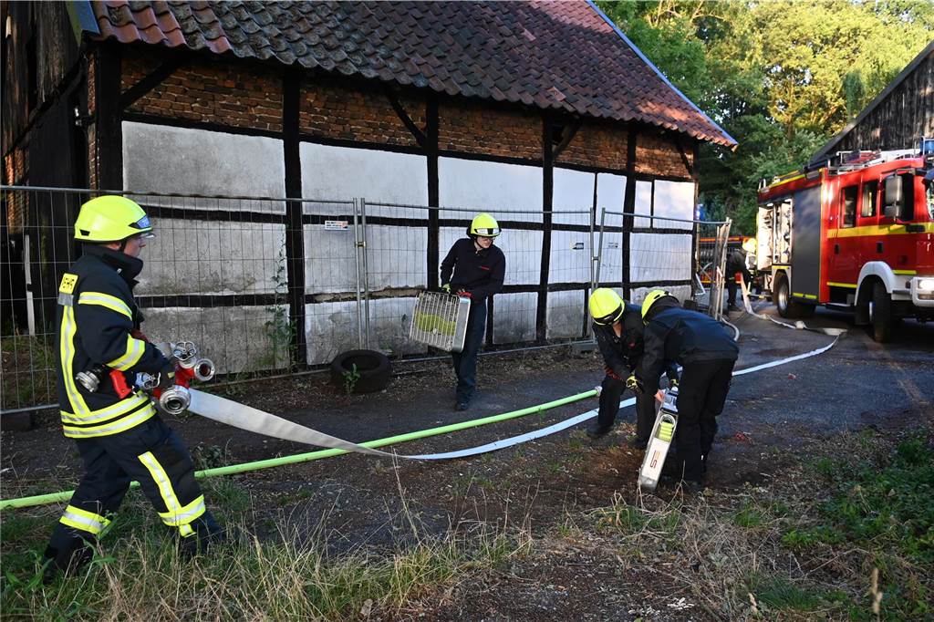 Das Wasser hatte die Feuerwehr dabei, dann kam es aus dem Kanal.
