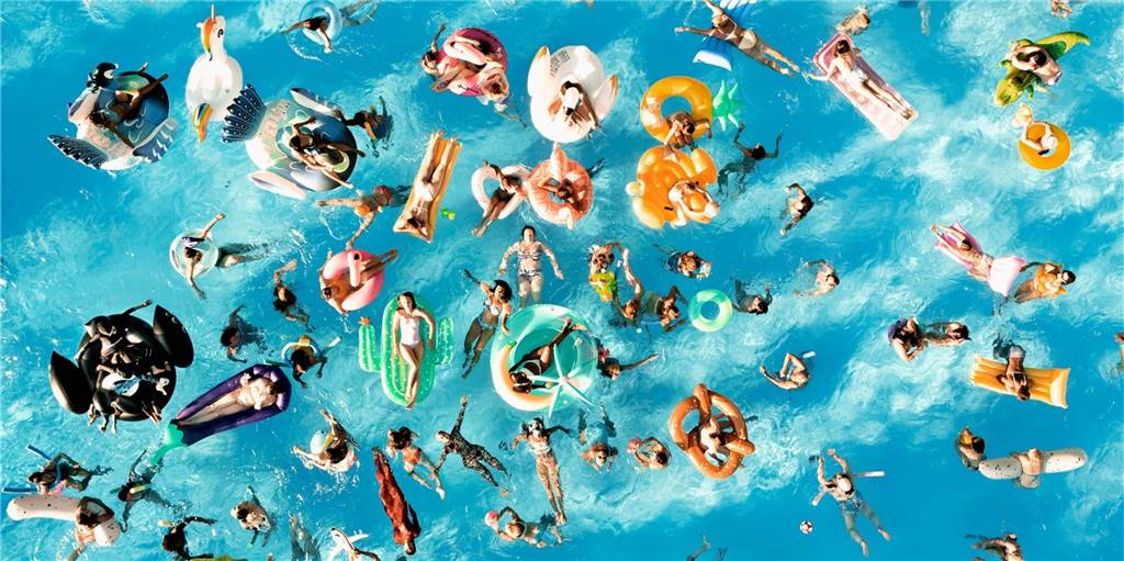 Das „Freibad“ von Doris Dörrie ist für Frauen reserviert Das Wasser in Doris Dörries Schwimmbad ist ein buntes Wimmelbild mit Damen aller Ethnien und jeden Alters. Erst gibt es Konflikte und Stunk, am Ende raufen sich alle zu einer fidelen Spaßgesellschaft zusammen.