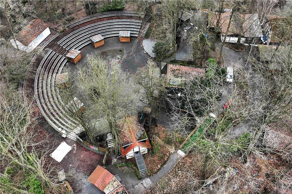 Das Wasser ist so langsam aus der Freilichtbühne gepumpt. Aus der Horne war es in das Freilicht-Theater gedrungen. 