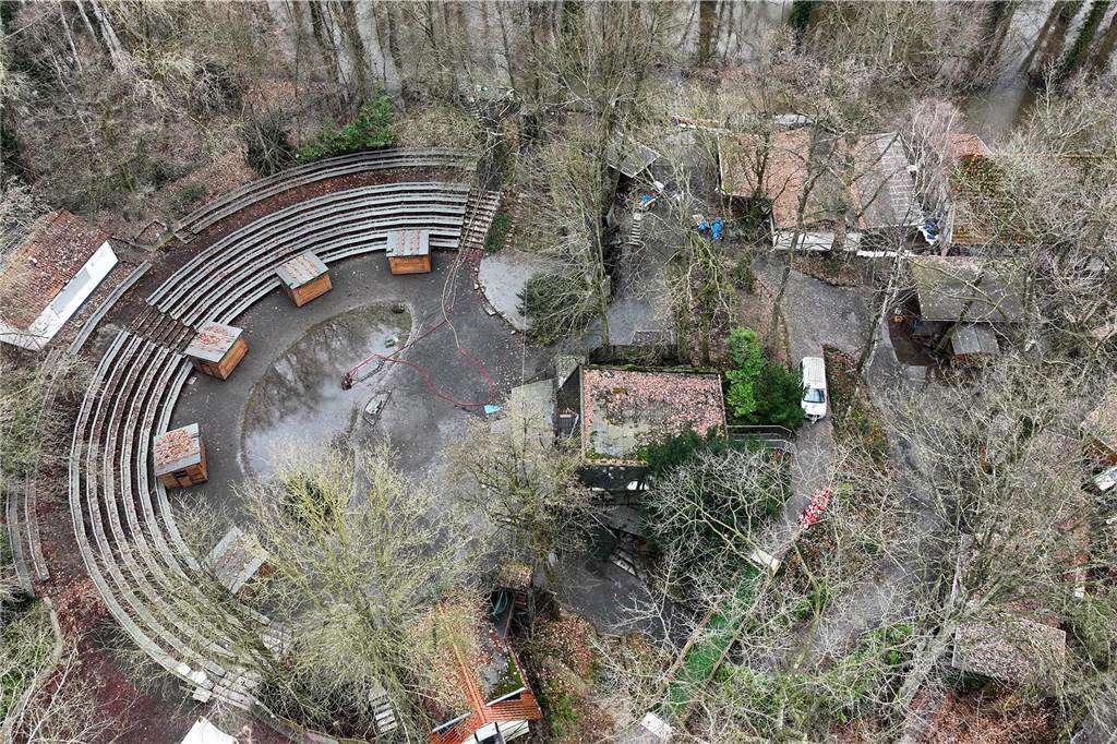 Das Wasser ist so langsam aus der Freilichtbühne gepumpt. Aus der Horne war es in das Freilicht-Theater gedrungen. 