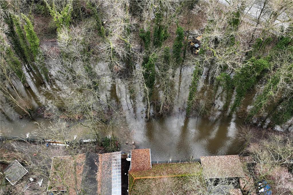 Das Wasser ist so langsam aus der Freilichtbühne gepumpt. Aus der Horne war es in das Freilicht-Theater gedrungen. 