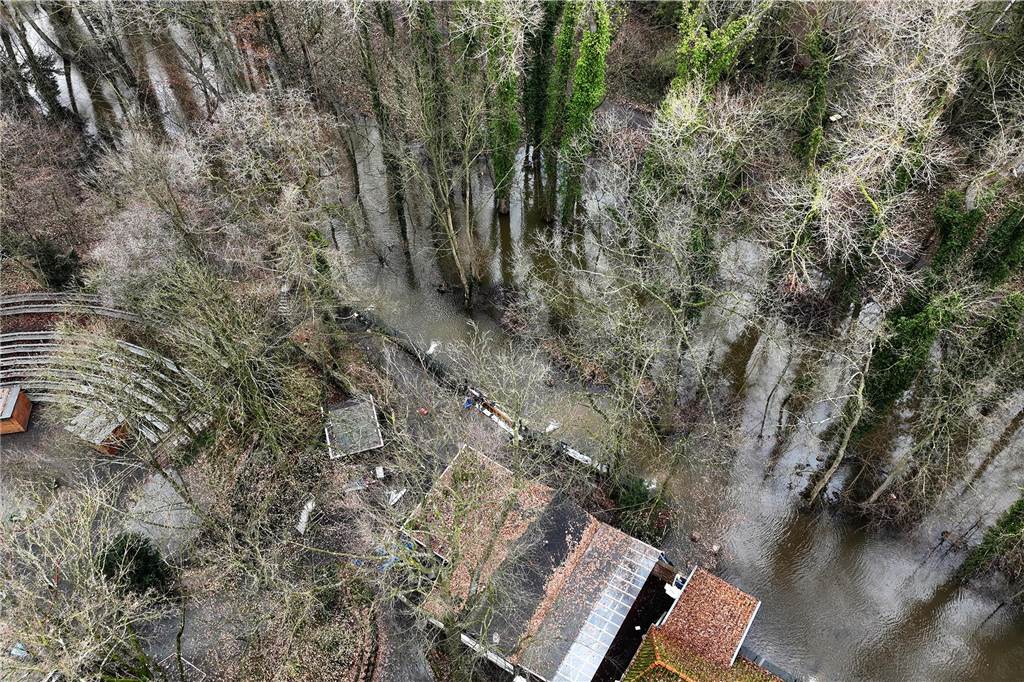 Das Wasser ist so langsam aus der Freilichtbühne gepumpt. Aus der Horne war es in das Freilicht-Theater gedrungen. 