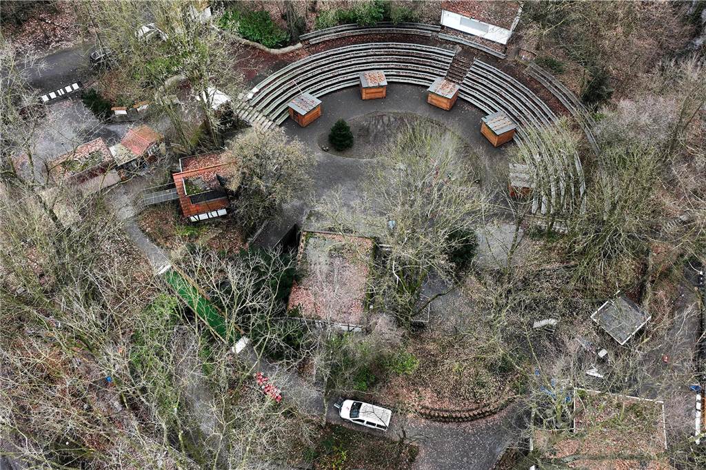 Das Wasser ist so langsam aus der Freilichtbühne gepumpt. Aus der Horne war es in das Freilicht-Theater gedrungen. 