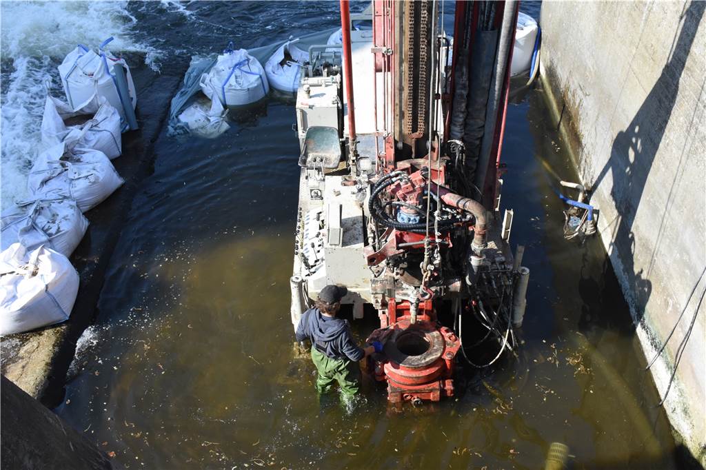 Bohrungen am Berkelwehr: Wie sieht der Boden unter der Anlage aus? Das Wasser muss noch weg, dann können die Bohrungen am Berkelwehr starten.