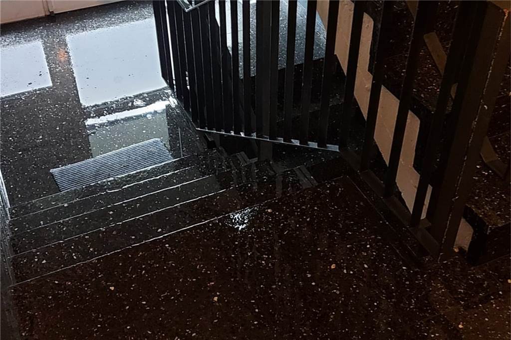 Wasser strömte ins Haus: „Ich kam mir vor wie in den Niagarafällen“ Das Wasser schoss durch eine zerborstene Rohrleitung in den Hausflur am Himmelsberg.