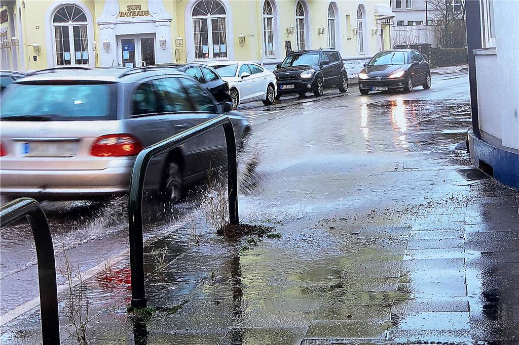 Anwohner ärgern sich: Runde Ecke wird bei Regen zur Seenplatte Das Wasser spritzt auch in den Kellerschacht un dringt in den Keller ein.