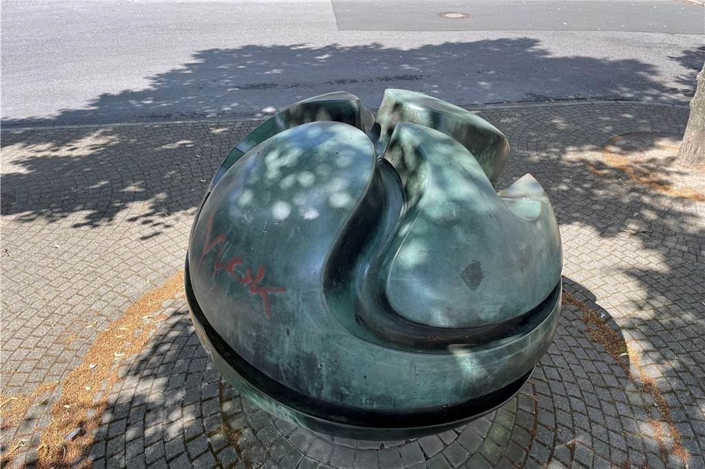 Das Wasser würde verschlungene Wege gehen - wenn es denn fließen würde. Schon viele Jahre liegt die vom Dortmunder Künstler Anselm Tresse 1980 geschaffene Brunnen-Skulptur Am Griesetorn auf dem Trockenen.