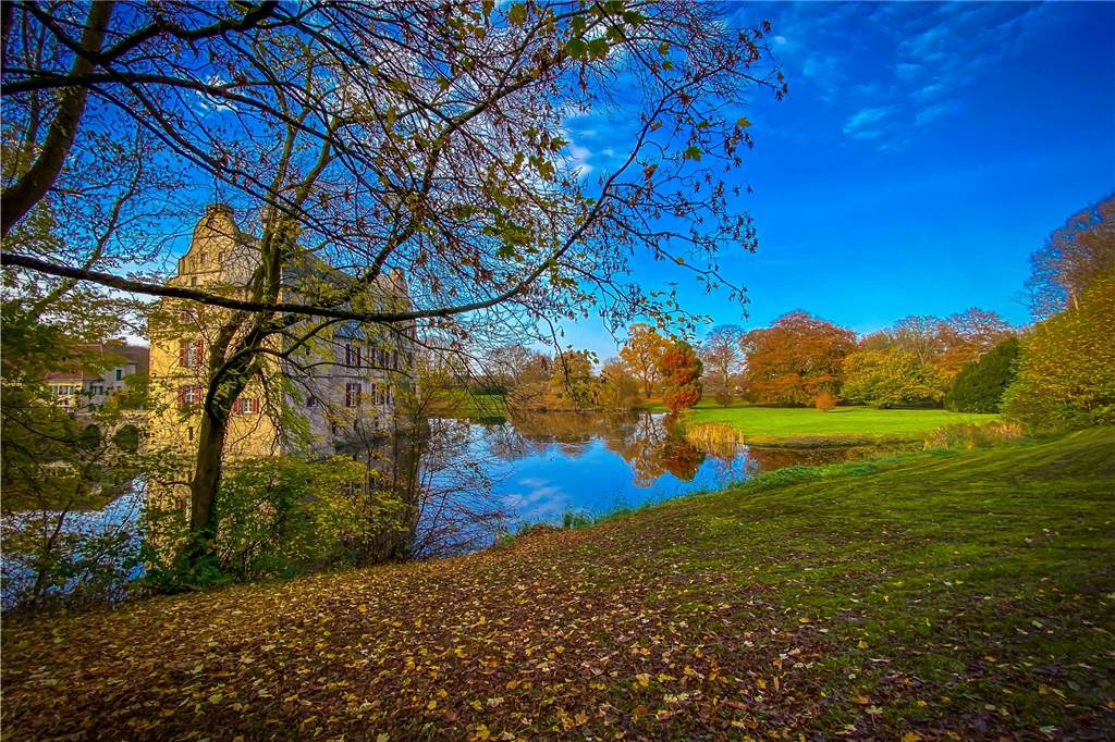 Dortmund - eine Stadt mit Geschichte und besonderen Menschen Das Wasserschloß Bodelschwingh erinnert an die weit zurückreichende Geschichte der Stadt.