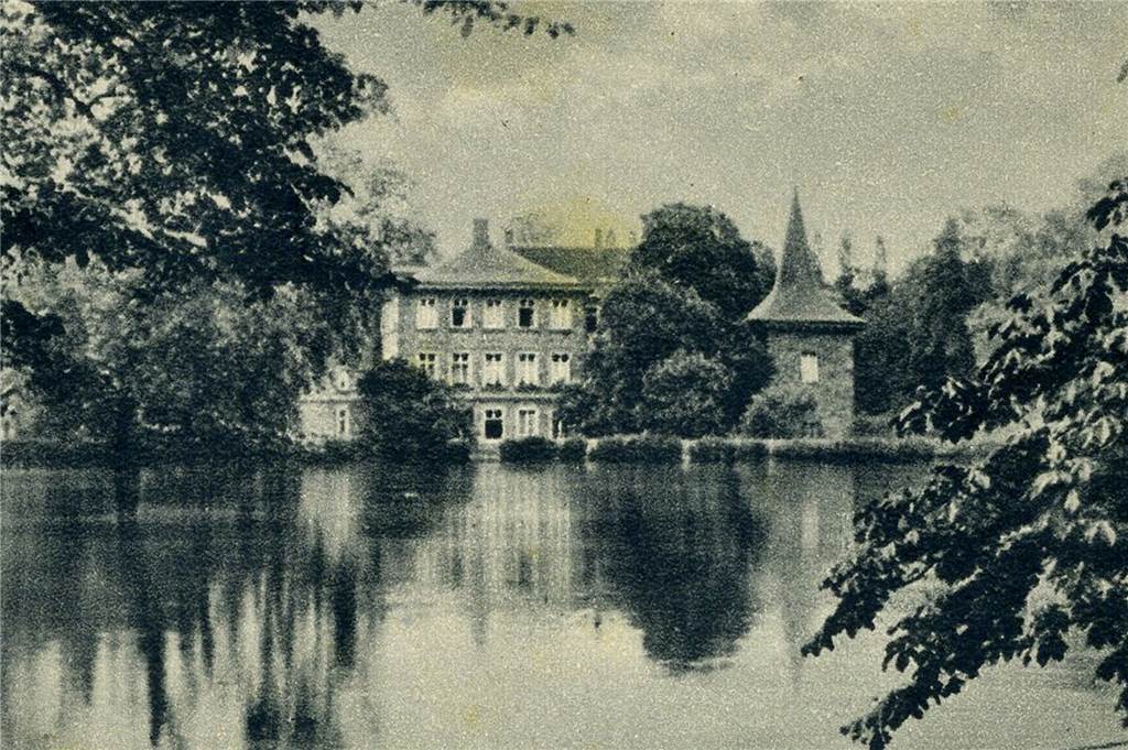 Das Wasserschloss Brünninghausen mit Schlossteich im heutigen Rombergpark um 1930.
