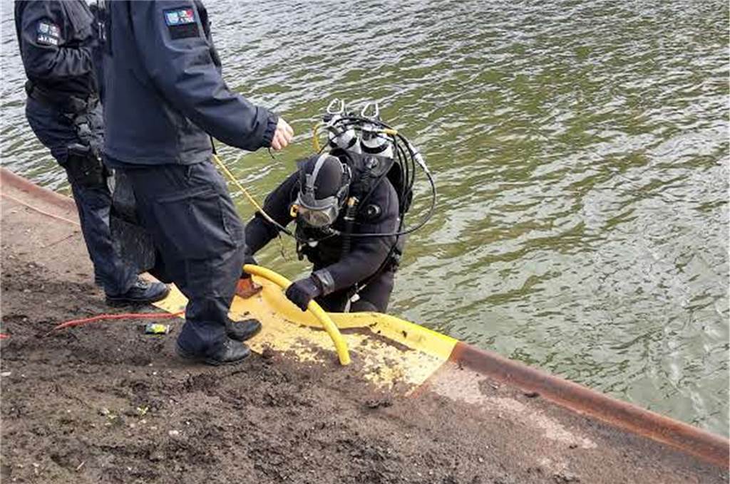 Polizei-Taucher stochern im Dunkeln auf der Suche nach der Tatwaffe der Tankstellen-Räuber Das Wassertemperatur liegt bei 4 Grad.