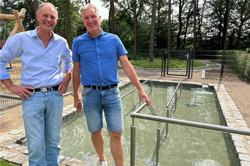 Das Wassertretbecken ist eine weitere Attraktion des Bewegungs-Parcours an der Reithalle am Pingelerhook 26 in Oeding. Am Freitag (7. Juni) wurde Eröffnung gefeiert - die Gäste konnten Wassertreten, Würstchen vom Grill genießen und sich unterhalten.