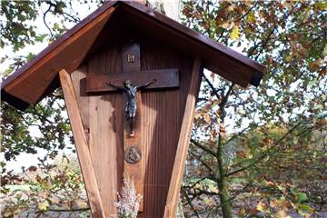 Das Wegekreuz in der Wüllener Bauerschaft Barle ist wieder an seinem rechtmäßigen Platz.