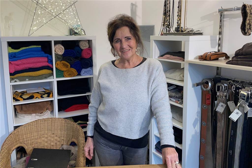 Gemischte Gefühle nach dem Weihnachtsgeschäft: Händler ziehen Bilanz Frau in einem Modegeschäft