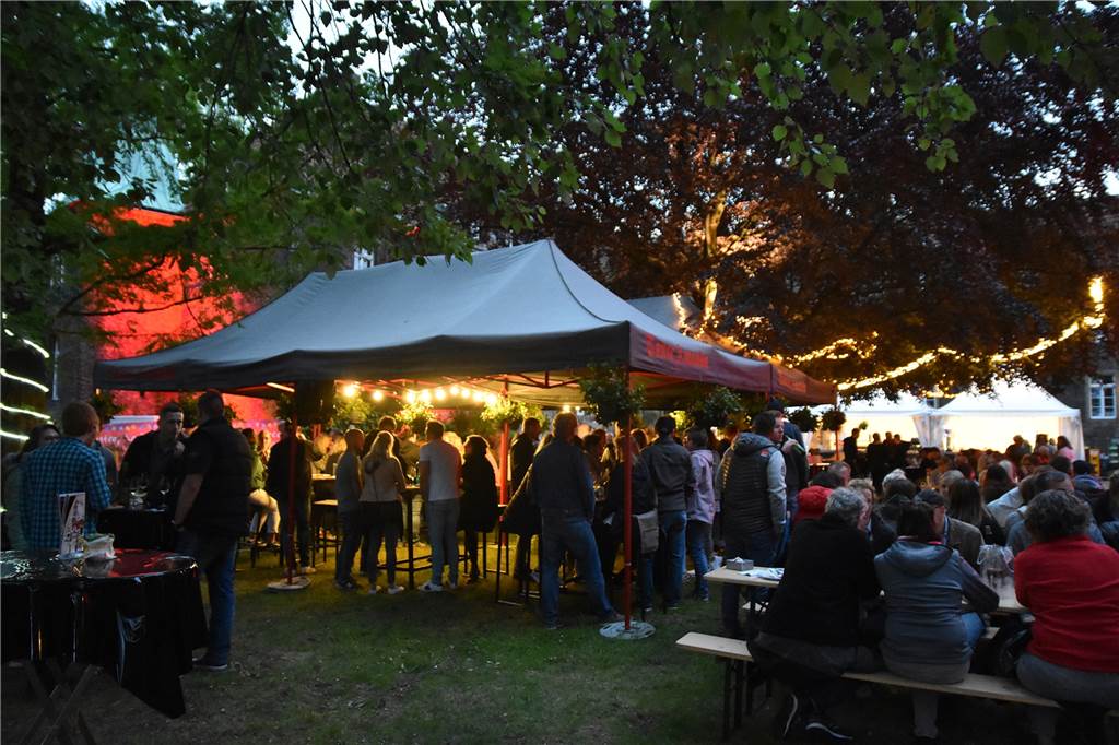 Am Wochenende in Castrop-Rauxel: Castropiade, Emscher-Baustelle und Weinfest Das Weinfest auf Schloss Bladenhorst bietet nicht nur viel Genuss, sondern auch eine stimmungsvolle Atmosphäre.