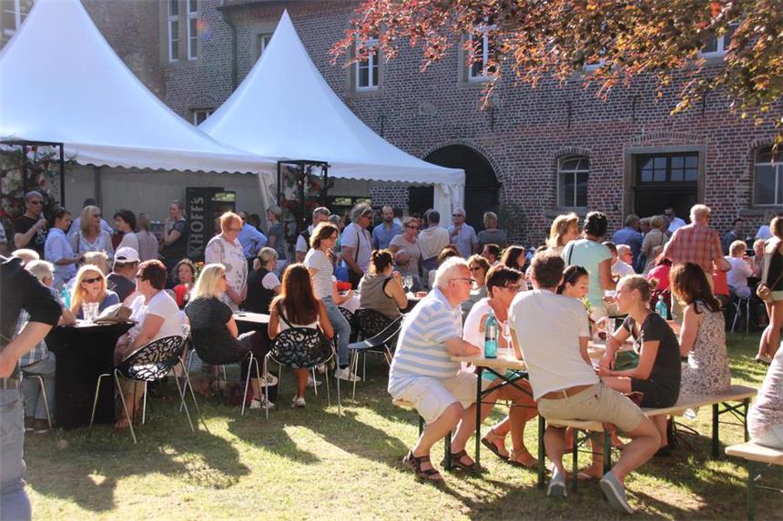 Das Weinfest zog von Freitag bis Sonntag viele Besucher zum Schloss Bladenhorst.