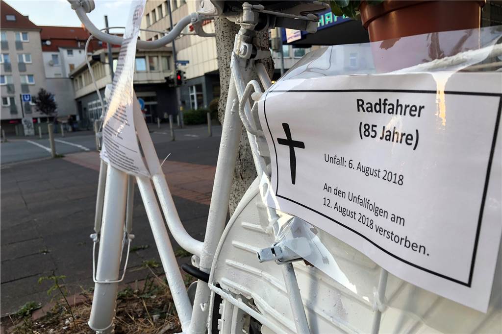 „Lebensgefährlich!“ – Radfahrer warnt vor Dortmunder Kreuzung Das weiße Ghostbike erinnert an einen getöteten 85-jährigen Radfahrer.