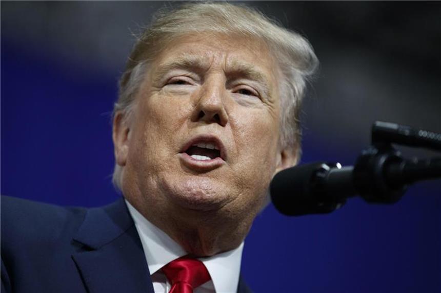 Trump rückt von Forderung nach schärferem Waffenrecht ab Das Weiße Haus will Bundesstaaten bei Bestrebungen unterstützen, Lehrer und anderes Schulpersonal auf freiwilliger Basis zu bewaffnen und dazu „gründlich“ im Umgang mit Waffen zu schulen. Foto: Carolyn Kaster/AP