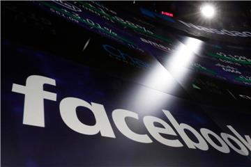 Das weltgrößte Online-Netzwerk Facebook steht seit Jahren unter Druck, mehr gegen Hassrede und Beleidigungen zu unternehmen. Foto: Richard Drew/AP