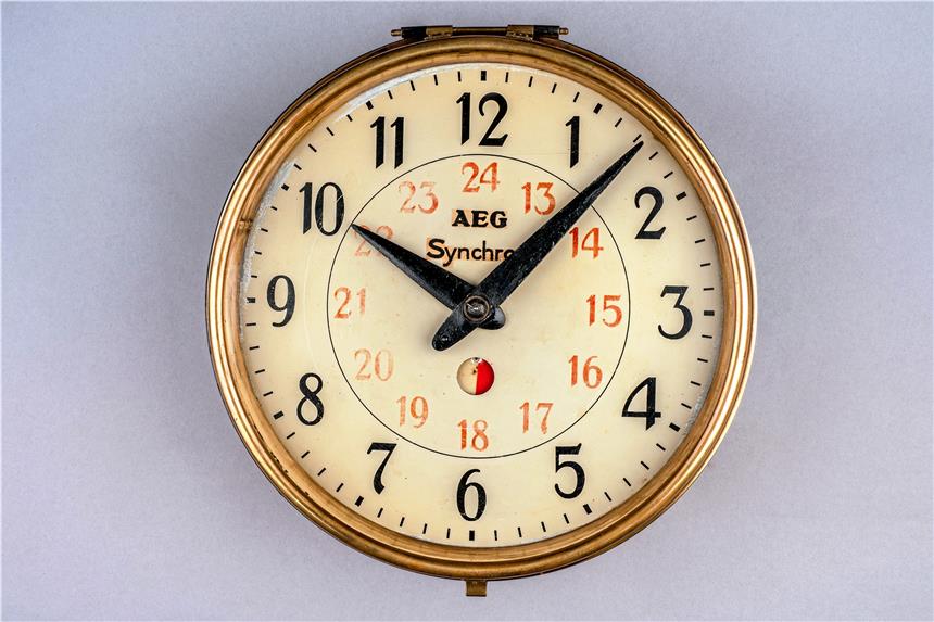 „Kunst und Technik“ zeigt Ursprung des Designs Das Werk von Peter Behrens ist vielseitig: Die AEG-Synchronuhr ist eines der wenigen technischen Geräte in der Ausstellung „Kunst und Technik“. Foto: LVR-Industriemuseum