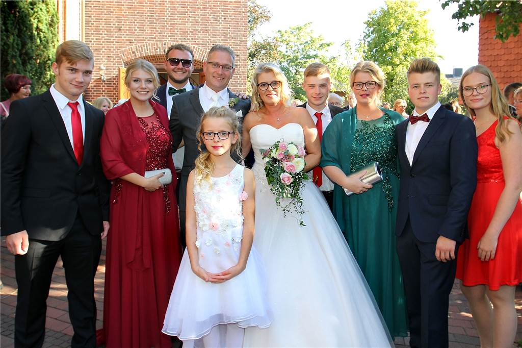 Roland I. und Bente I. sind jetzt ganz offiziell ein Paar mit Trauschein Das Werner Stadtprinzenpaar Bente Nabakowski-Kaup und Roland Nabakowski hat am Samstag in der Martin-Luther-Kirche geheiratet. Erinnerungsfoto mit Kindern und Schwiegerkindern.