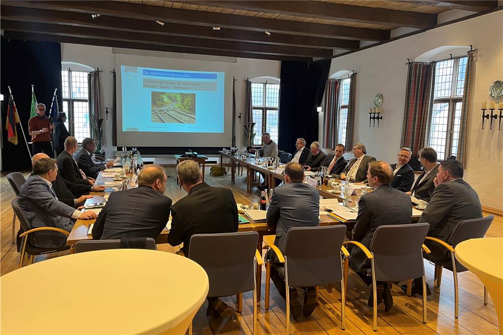 Einsatz für das 2. Gleis: Bahnbündnis feiert den Teilerfolg Das "Westfälische Bahnbündnis" hat einen acht Punkte umfassenden Forderungskatalog aufgestellt.