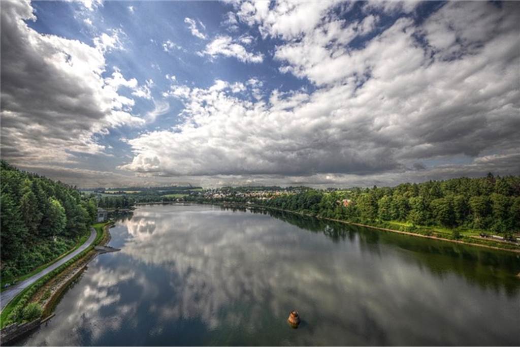 Kleine Kreuzfahrt, ganz nah: 7 Ausflugsschiffe in NRW blick einen fluss entlang
