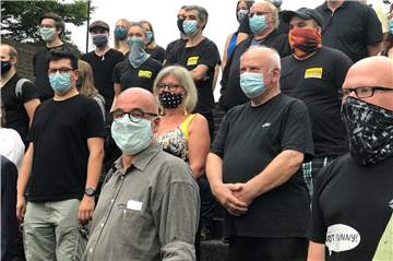 Das Westfälisches Landestheater eröffnet die neue Spielzeit. Die rund 80 Mitarbeiter versammelten sich zum Auftakt an der Stadthalle - und blickten unter Masken zuversichtlich nach vorn. Auch Intendant Ralf Ebeling (vorne).