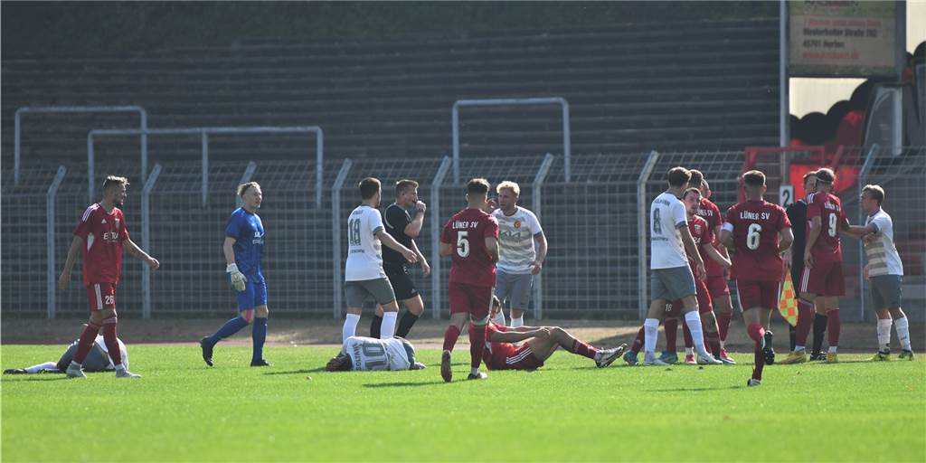 Das Westfalenliga-Spitzenspiel zwischen der Spvgg. Erkenschwick und dem Lüner SV war eine emotionale Sache. Hier kommt es zur Rudelbildung, die allerdings für kein Team Folgen hatte.