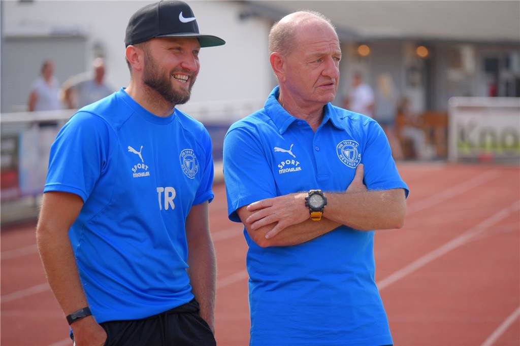 Testspiele als Offensiv-Festival: 60 Tore in 10 Spielen Das Westhofener Trainergespann Christoph Pajdzik (li.) und Lothar Huber sah einen 2:1-Testspielsieg des VfB gegen Rot-Weiß Unna.