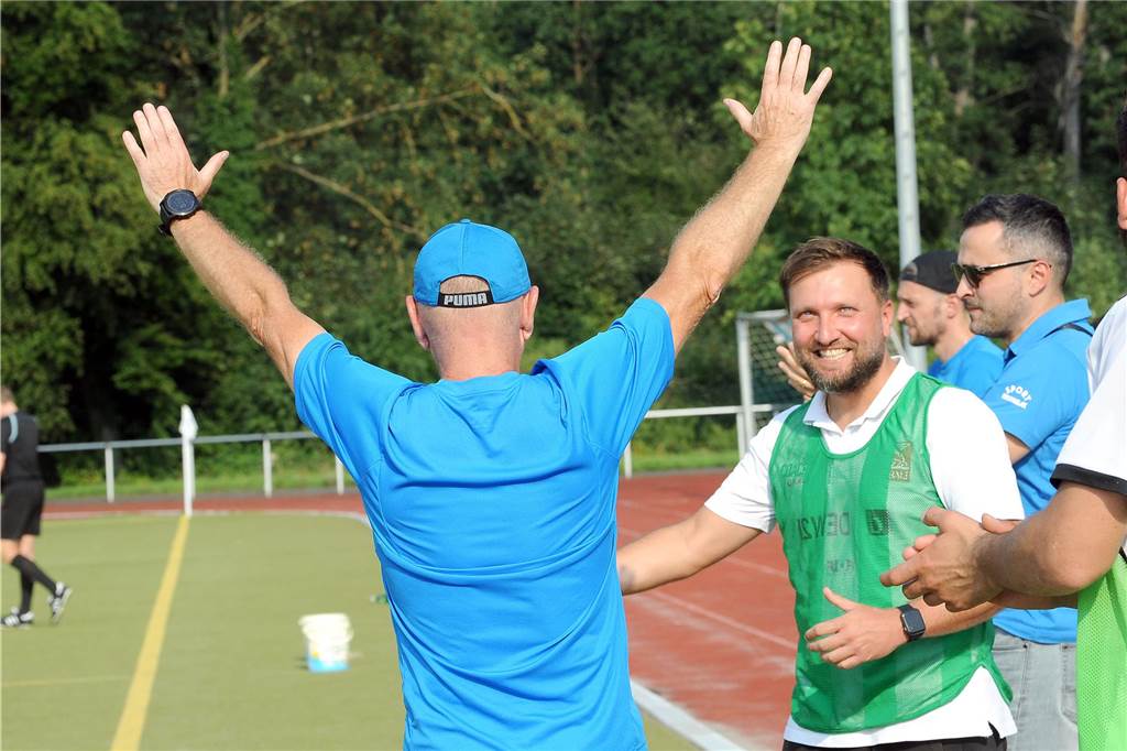 Das Westhofener Trainergespann jubelt: Christoph Pajdzik (re.) und Lothar Huber nach dem 3:1-Sieg gegen Buer.