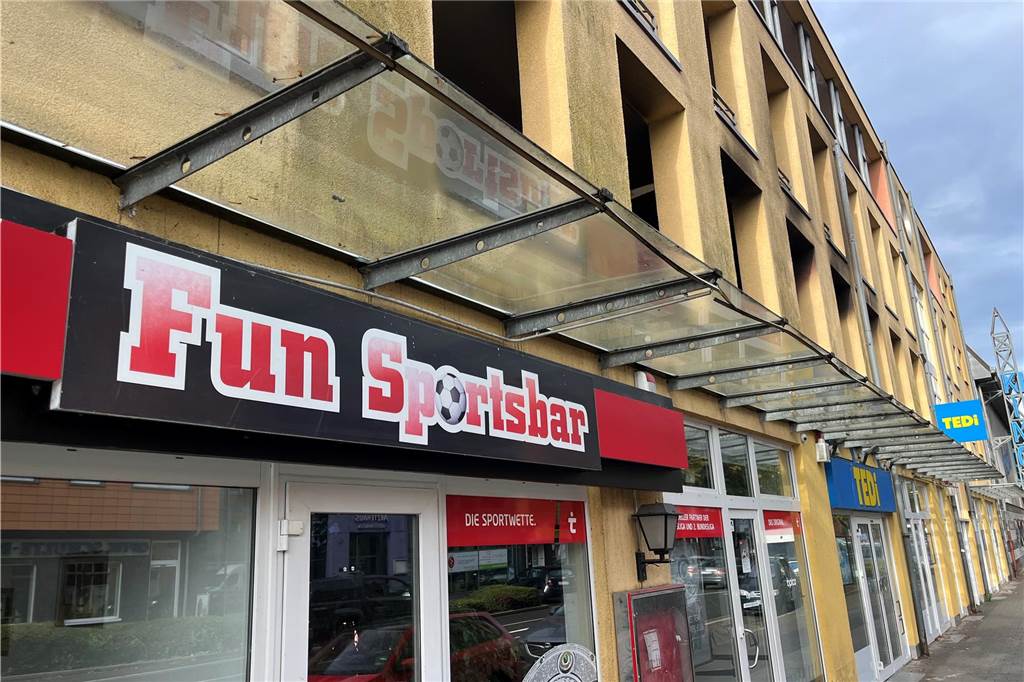 Feuerwehr-Großeinsatz: Kerze verursachte den Wohnungsbrand Das Wettbüro Tipico war zwar am Donnerstagmorgen wieder geöffnet. Allerdings hatte das Löschwasser den Server lahmgelegt, sodass nur Fehlermeldungen auf den Bildschirmen zu sehen waren.