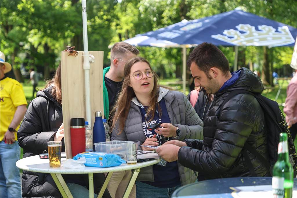Das Wetter an Christi Himmelfahrt lockte schon früh am Tag zahlreiche Besucher in den Park.
