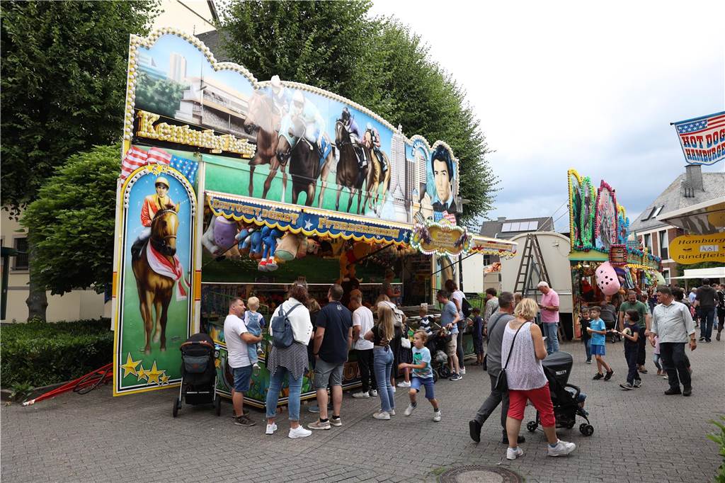 Das Wetter hätte schöner sein können für die Besucher auf der Ascheberger Jacobi-Kirmes am Samstag. Doch die Leute ließen sich die Stimmung nicht verhageln und sie genossen sichtlich, den Kirmes-Aufenthalt.
