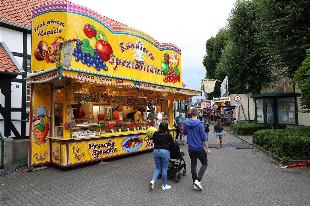 das Wetter hätte schöner sein können für die Besucher auf der Ascheberger Jacobi-Kirmes am Samstag. Doch die Leute ließen sich die Stimmung nicht verhageln und sie genossen sichtlich, den Kirmes-Aufenthalt.