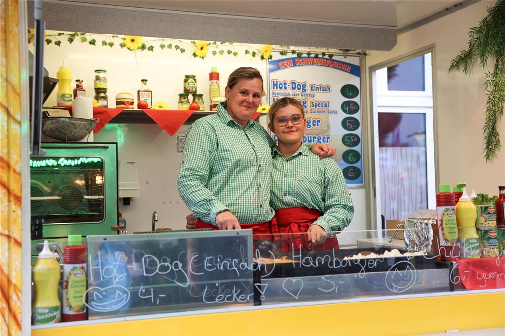 das Wetter hätte schöner sein können für die Besucher auf der Ascheberger Jacobi-Kirmes am Samstag. Doch die Leute ließen sich die Stimmung nicht verhageln und sie genossen sichtlich, den Kirmes-Aufenthalt.