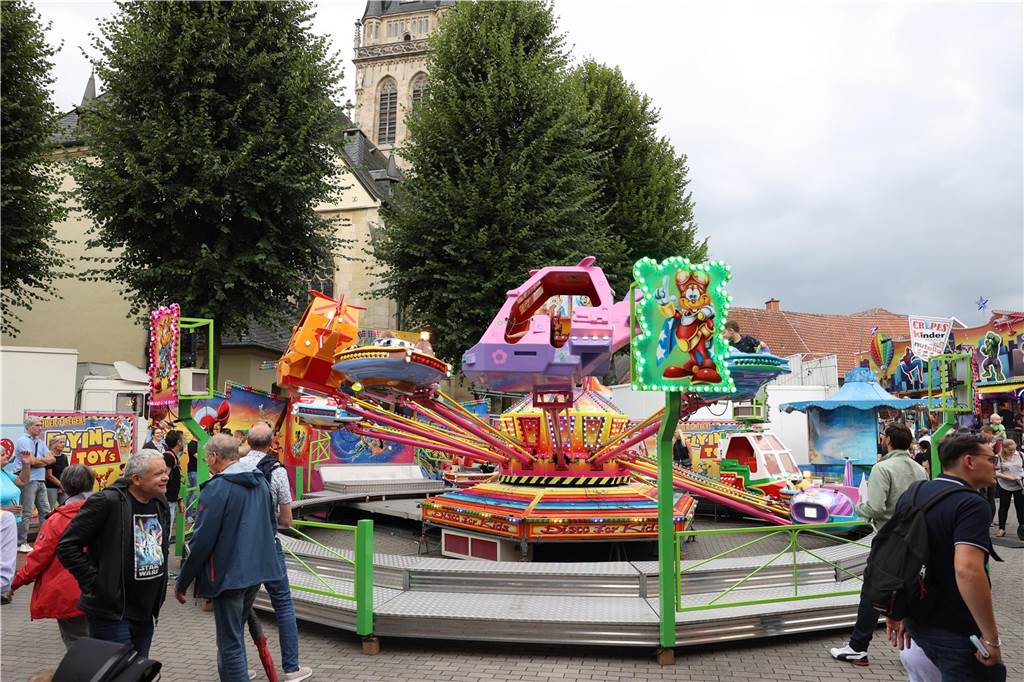 das Wetter hätte schöner sein können für die Besucher auf der Ascheberger Jacobi-Kirmes am Samstag. Doch die Leute ließen sich die Stimmung nicht verhageln und sie genossen sichtlich, den Kirmes-Aufenthalt.