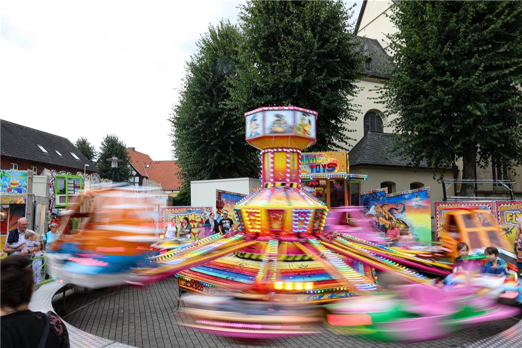 das Wetter hätte schöner sein können für die Besucher auf der Ascheberger Jacobi-Kirmes am Samstag. Doch die Leute ließen sich die Stimmung nicht verhageln und sie genossen sichtlich, den Kirmes-Aufenthalt.