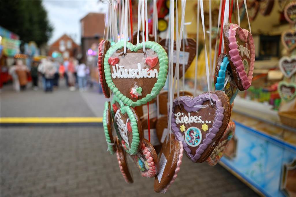 das Wetter hätte schöner sein können für die Besucher auf der Ascheberger Jacobi-Kirmes am Samstag. Doch die Leute ließen sich die Stimmung nicht verhageln und sie genossen sichtlich, den Kirmes-Aufenthalt.