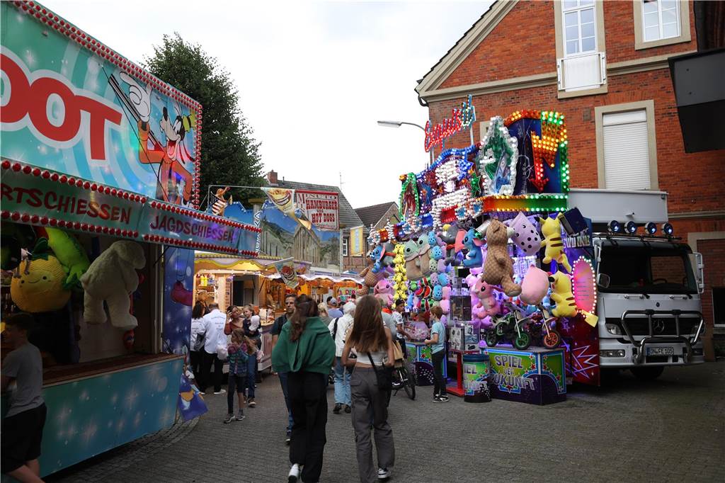 das Wetter hätte schöner sein können für die Besucher auf der Ascheberger Jacobi-Kirmes am Samstag. Doch die Leute ließen sich die Stimmung nicht verhageln und sie genossen sichtlich, den Kirmes-Aufenthalt.