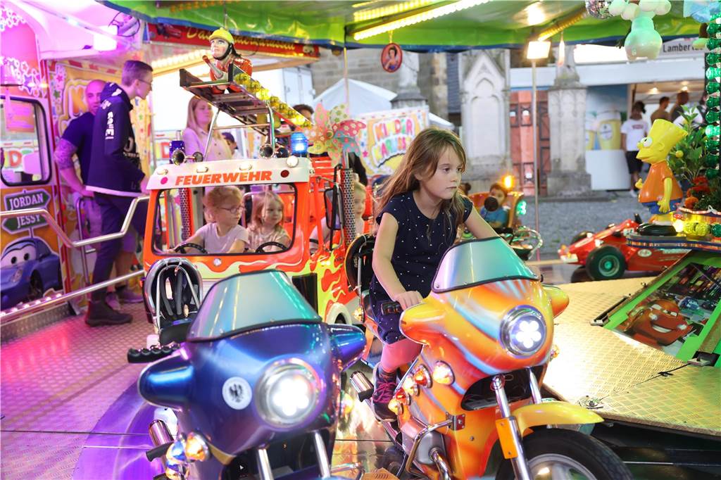 das Wetter hätte schöner sein können für die Besucher auf der Ascheberger Jacobi-Kirmes am Samstag. Doch die Leute ließen sich die Stimmung nicht verhageln und sie genossen sichtlich, den Kirmes-Aufenthalt.
