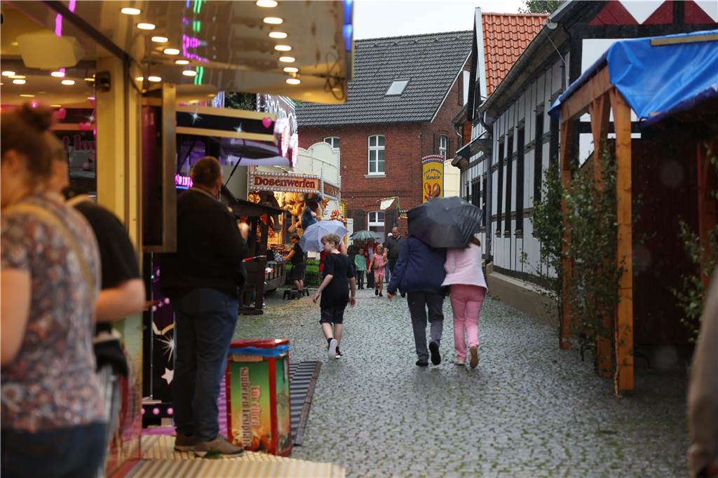 das Wetter hätte schöner sein können für die Besucher auf der Ascheberger Jacobi-Kirmes am Samstag. Doch die Leute ließen sich die Stimmung nicht verhageln und sie genossen sichtlich, den Kirmes-Aufenthalt.