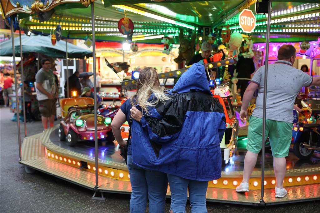 das Wetter hätte schöner sein können für die Besucher auf der Ascheberger Jacobi-Kirmes am Samstag. Doch die Leute ließen sich die Stimmung nicht verhageln und sie genossen sichtlich, den Kirmes-Aufenthalt.