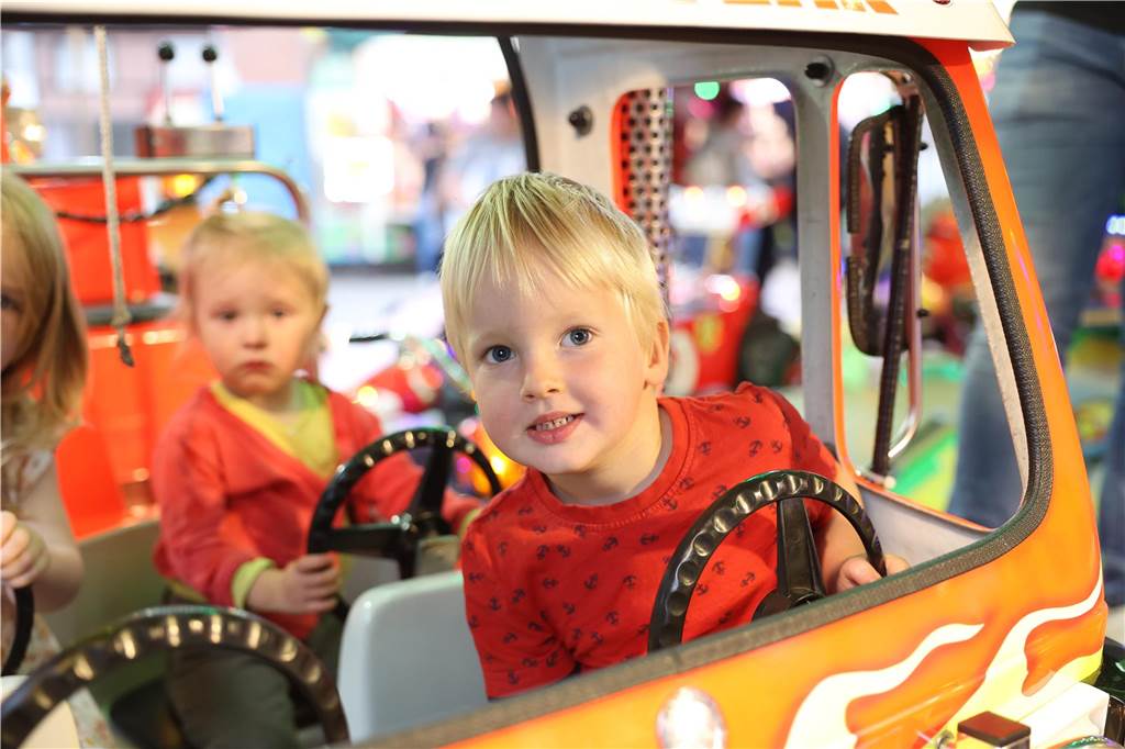 das Wetter hätte schöner sein können für die Besucher auf der Ascheberger Jacobi-Kirmes am Samstag. Doch die Leute ließen sich die Stimmung nicht verhageln und sie genossen sichtlich, den Kirmes-Aufenthalt.
