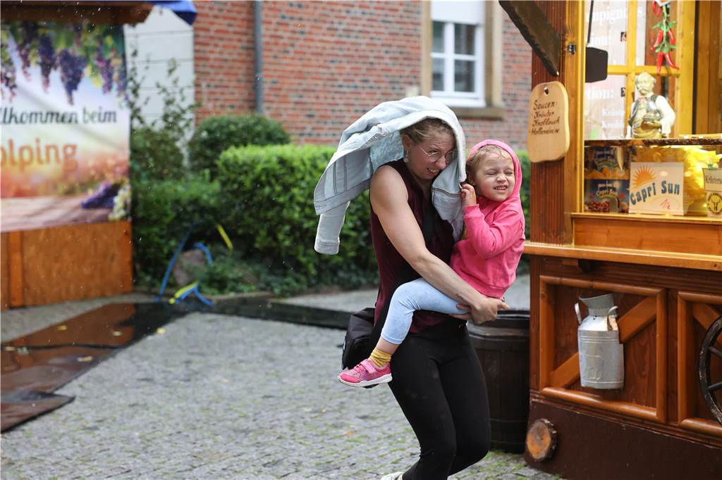das Wetter hätte schöner sein können für die Besucher auf der Ascheberger Jacobi-Kirmes am Samstag. Doch die Leute ließen sich die Stimmung nicht verhageln und sie genossen sichtlich, den Kirmes-Aufenthalt.