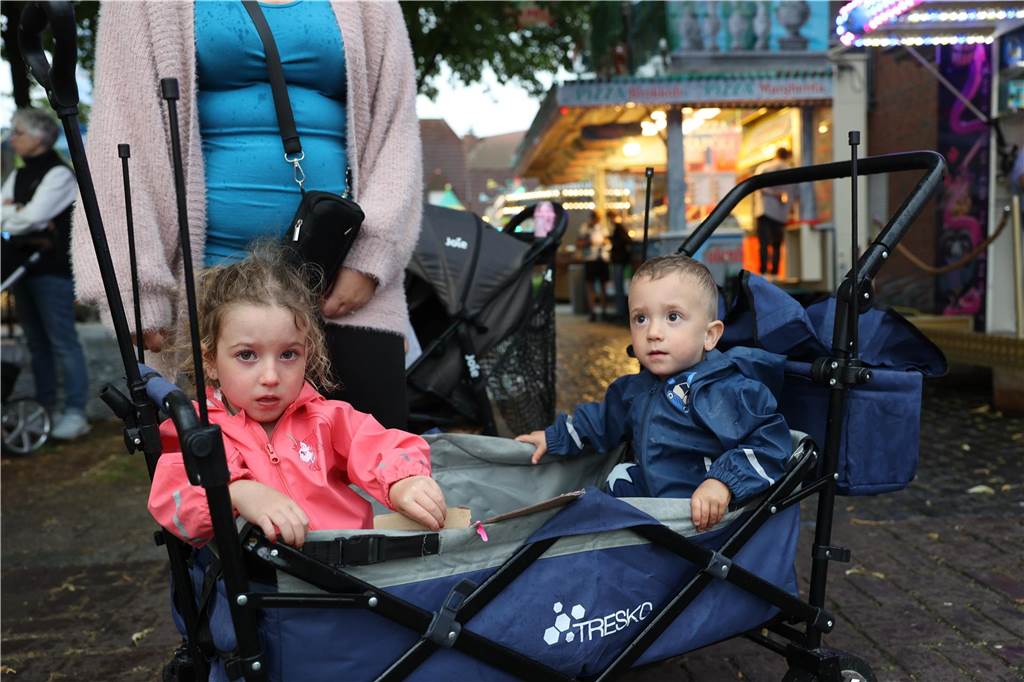das Wetter hätte schöner sein können für die Besucher auf der Ascheberger Jacobi-Kirmes am Samstag. Doch die Leute ließen sich die Stimmung nicht verhageln und sie genossen sichtlich, den Kirmes-Aufenthalt.