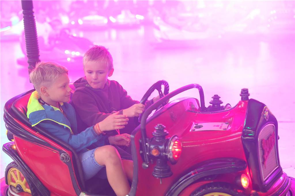 das Wetter hätte schöner sein können für die Besucher auf der Ascheberger Jacobi-Kirmes am Samstag. Doch die Leute ließen sich die Stimmung nicht verhageln und sie genossen sichtlich, den Kirmes-Aufenthalt.