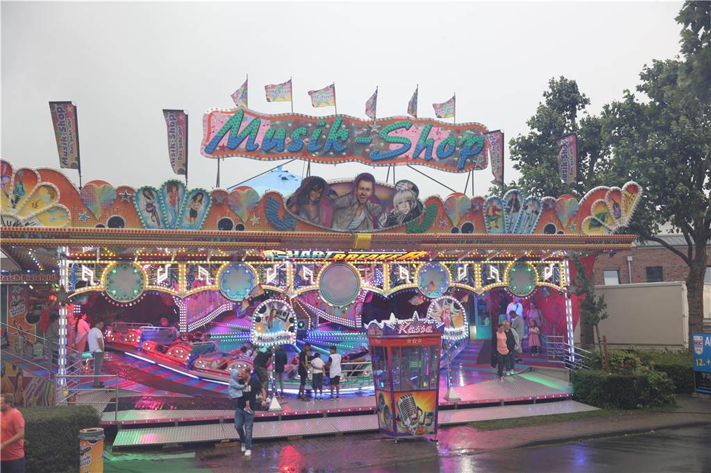das Wetter hätte schöner sein können für die Besucher auf der Ascheberger Jacobi-Kirmes am Samstag. Doch die Leute ließen sich die Stimmung nicht verhageln und sie genossen sichtlich, den Kirmes-Aufenthalt.