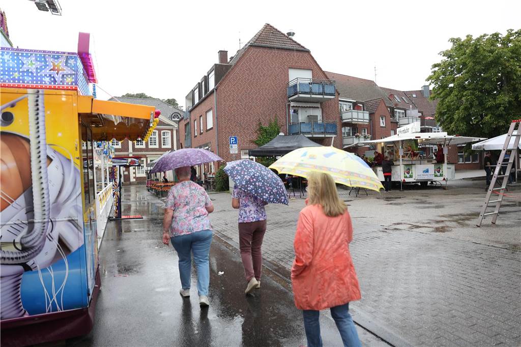 das Wetter hätte schöner sein können für die Besucher auf der Ascheberger Jacobi-Kirmes am Samstag. Doch die Leute ließen sich die Stimmung nicht verhageln und sie genossen sichtlich, den Kirmes-Aufenthalt.